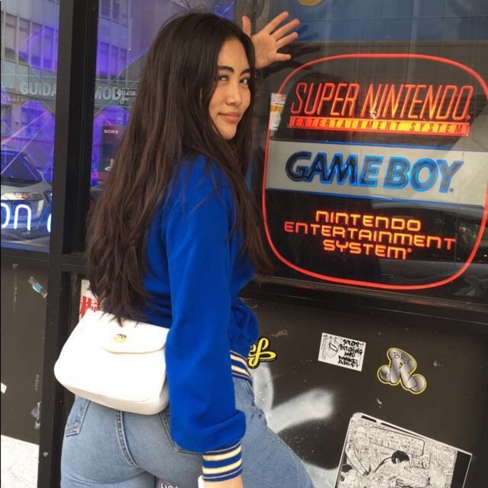 Meet your Posher, Delphine